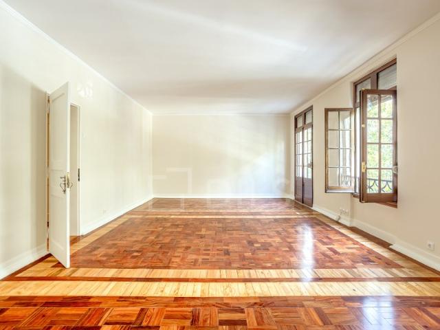 Apartamento T4 para arrendamento junto à Av. da Liberdade