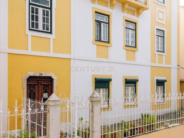 Apartamento T4 para Recuperar em Santo António, Lisboa