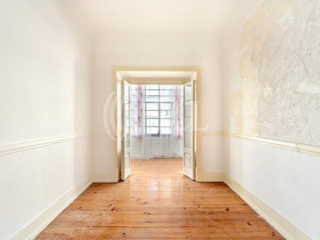 Apartamento T4, para remodelação, em Arroios, Lisboa