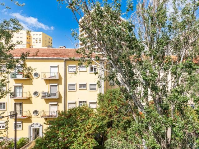 Apartamento T4 para Remodelação Total em Alvalade Lisboa