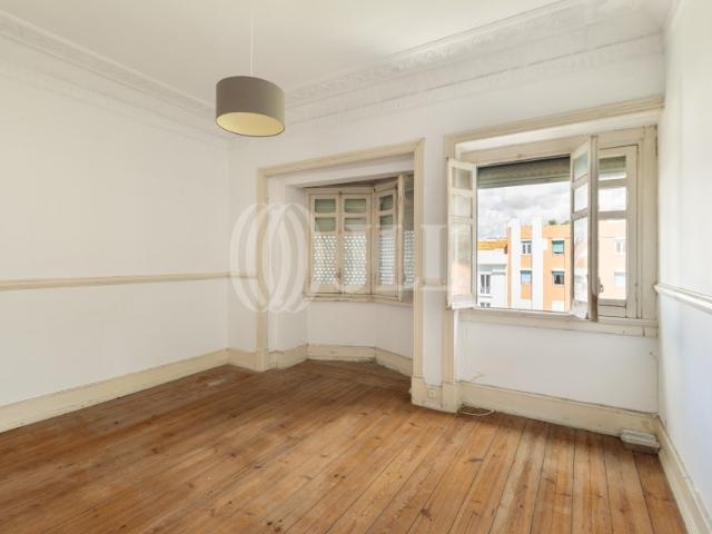 Apartamento T4, para remodelação total, em Arroios, Lisboa
