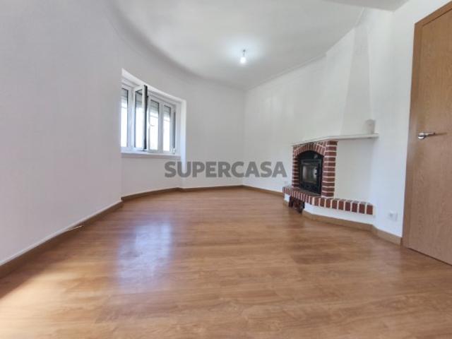Apartamento T4 para venda com 101 m² de área bruta em Merçês Rio de Mouro