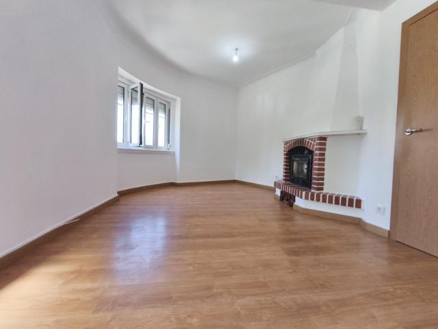 Apartamento T4 para venda com 101 m² de área bruta em Merçês Rio de Mouro