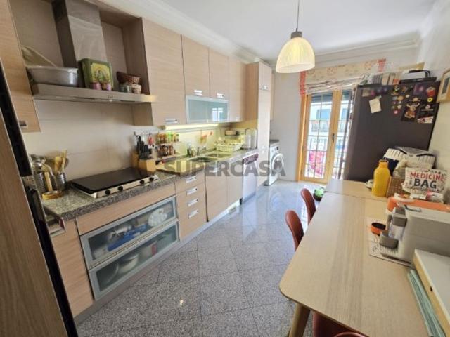 Apartamento T4 potencial para Duplex c/ 2 Parqueamentos e Arrecadação | Urbanização Neudel, Amadora