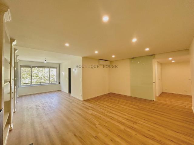 Apartamento T4 remodelado na Foz do Douro, no Porto