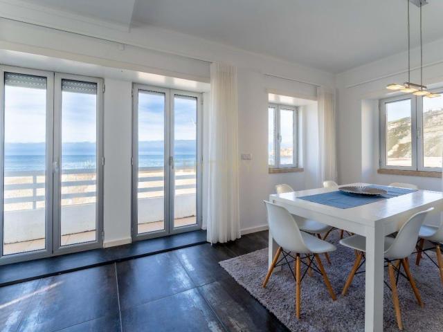 Apartamento T4 Remodelado na Primeira Linha da Praia da Nazaré