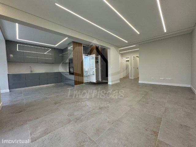 Apartamento T4 remodelado, com garagem, na Portela de Sacavm