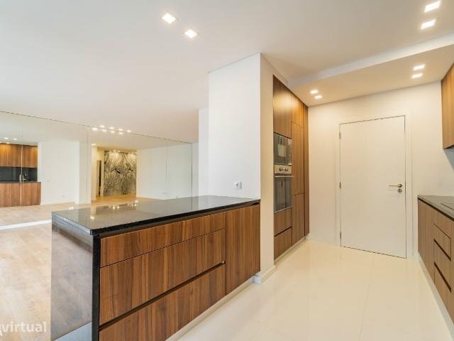 Apartamento T4 Remodelado com Garagem na zona da Boavista