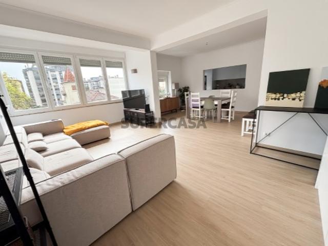 Apartamento T4 Remodelado em Oeiras