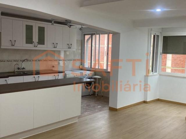 Apartamento T4 Remodelado, Próximo ao Aeroporto e ao Parque das Nações, com Excelente Rentabilidade