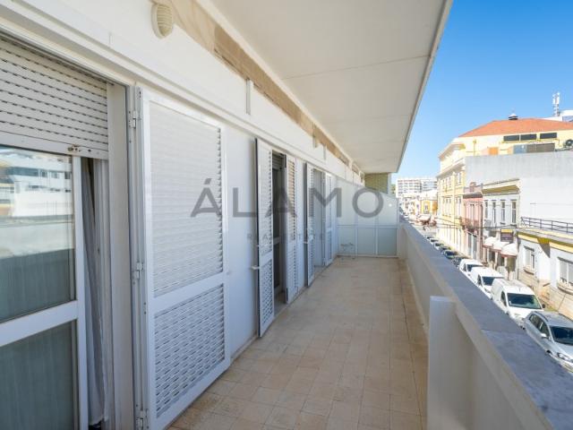 Apartamento T4 Renovado com Amplos Espaços Exteriores no Centro de Loulé