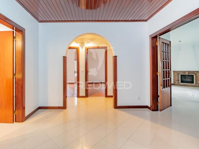 Apartamento T4 renovado, com box em Alfragide