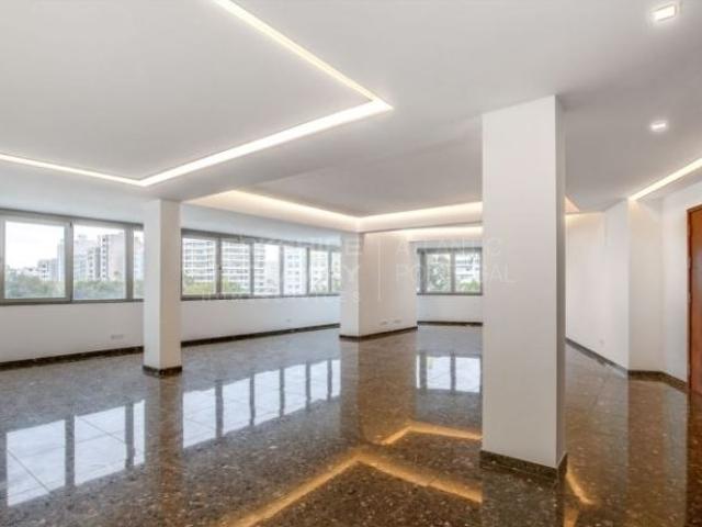 Apartamento T4 renovado com garagem no centro de Lisboa