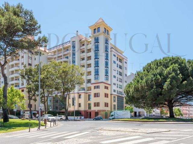 Apartamento T4 Renovado com Piscina no Rooftop Bairro do Rosário, Cascais