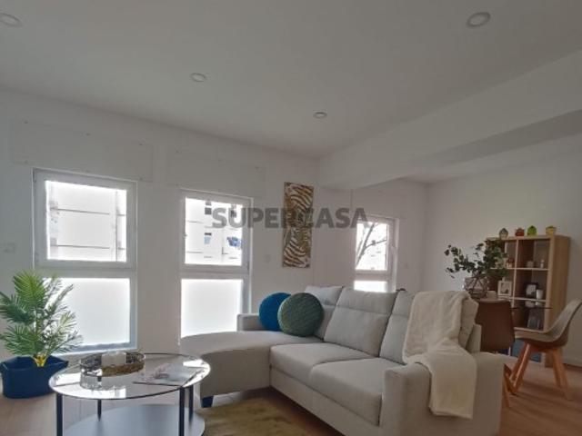 Apartamento T4 renovado e com elevadores em Benfica, Lisboa
