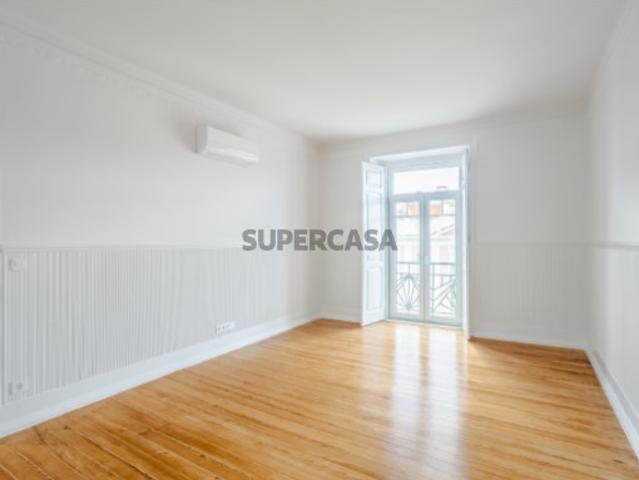 Apartamento T4, renovado, em Arroios, Lisboa