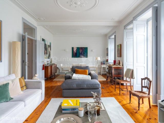 Apartamento T4 renovado perto da Alameda Afonso Henriques