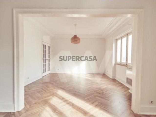 Apartamento T4 renovado perto da Marquês de Pombal, Lisboa