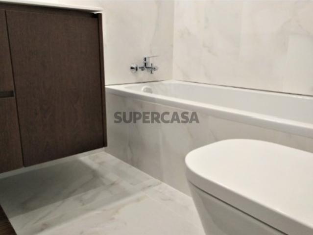 Apartamento T4 junto à Rotunda da Boavista