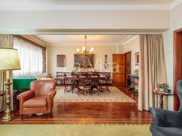 Apartamento T5+3 salas, com 264 m² de área bruta, na Avenida dos Estados Unidos da América, Alvalade