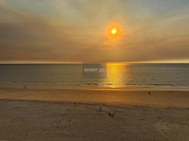 Apartamento T5+2 de luxo, em frente à praia, com vista mar!