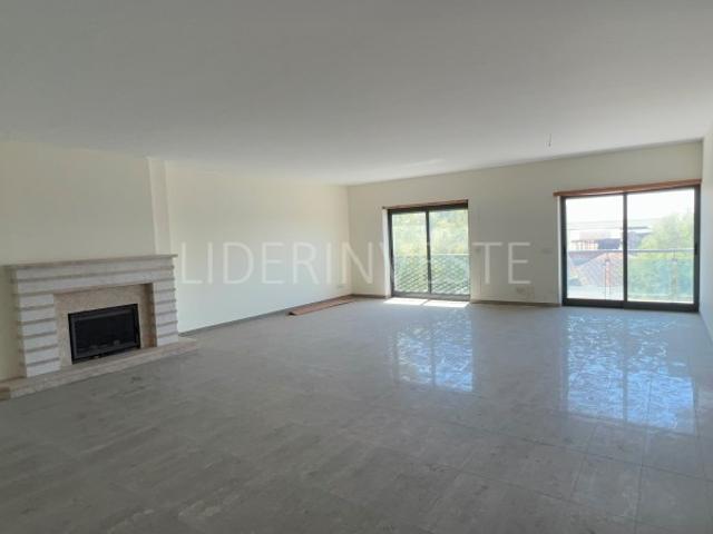 Apartamento T5 | 3 Lugares de Garagem | Beja