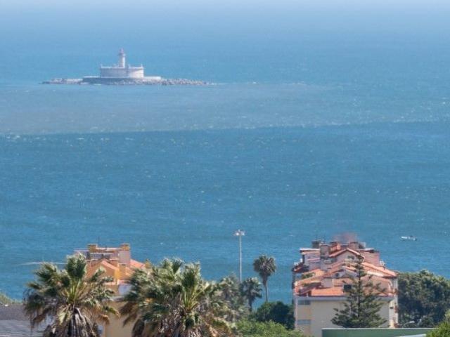 Apartamento T5 com 180 m2, renovado, localizado em zona priviligiad.