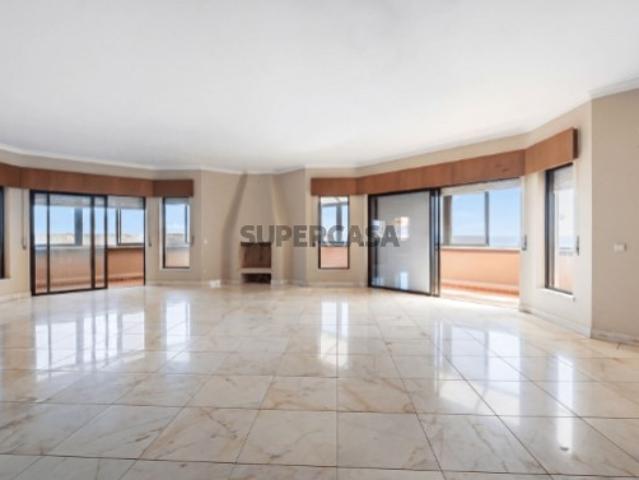 Apartamento T5 com estacionamento, Quinta das Palmeiras, Oeiras