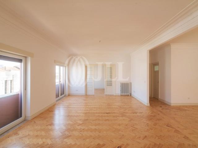 Apartamento T5, com pátio, junto ao Mercado do Bolhão
