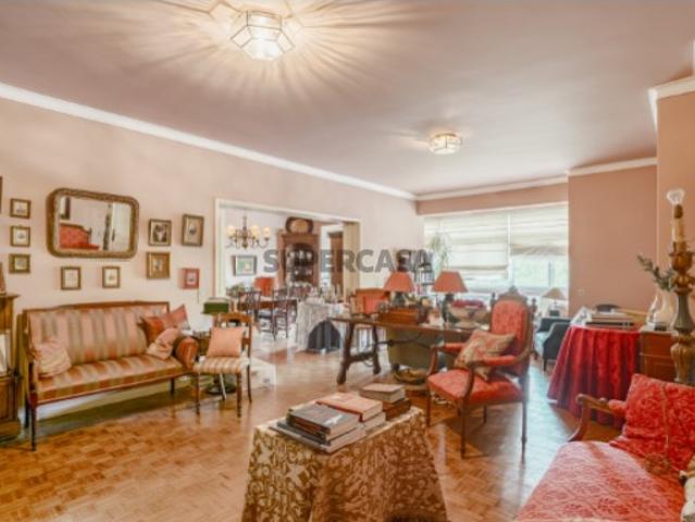 Apartamento T5 com terraço, em Benfica, Lisboa