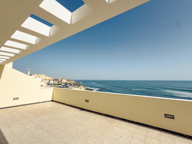 Apartamento T5 com Terraço Privativo e Vista Mar em Cascais