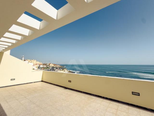 Apartamento T5 com Terraço Privativo e Vista Mar em Cascais