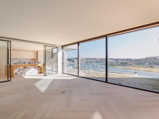 Apartamento T5, com varanda, frente ao Rio Douro