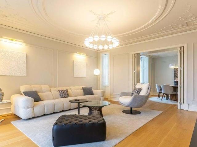 Apartamento T5 de Luxo nas Avenidas Novas — Espaço, Elegância e Centralidade em Lisboa