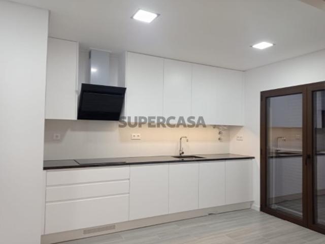 Apartamento T5 Duplex com garagem box na Urbanização Nossa Senhora da Atalaia, Montijo