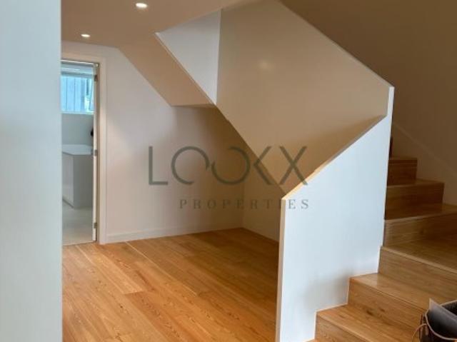 Apartamento T5 duplex com garagem em condomínio privativo