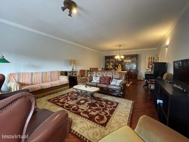 Apartamento T5 duplex com garagem, prximo do centro de sade de To.