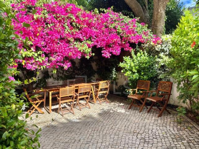 Apartamento T5 duplex com jardim de 35m2 no Campo Mártires da Pátria, Lisboa