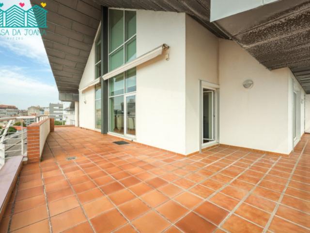 Apartamento T5 Duplex com Lugares de Garagem em Aveiro