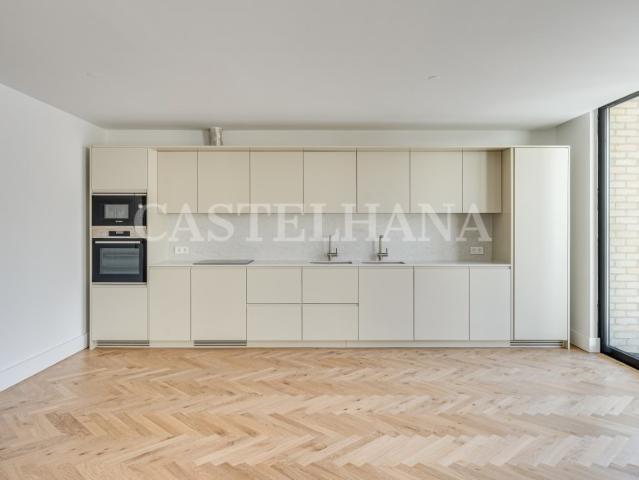 Apartamento T5 duplex em Lisboa na zona do Beato com estacionamento