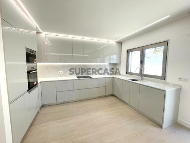 Apartamento T5 Duplex novo com parqueamento Costa de Caparica