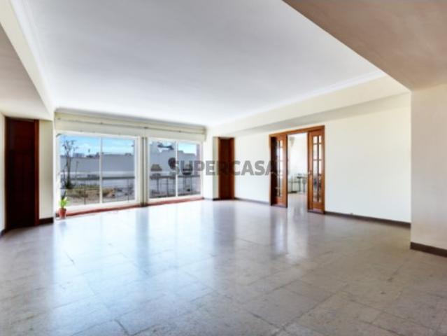 Apartamento T5 em Telheiras