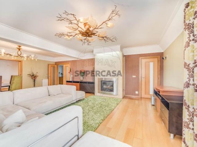 Apartamento T5 em Venteira