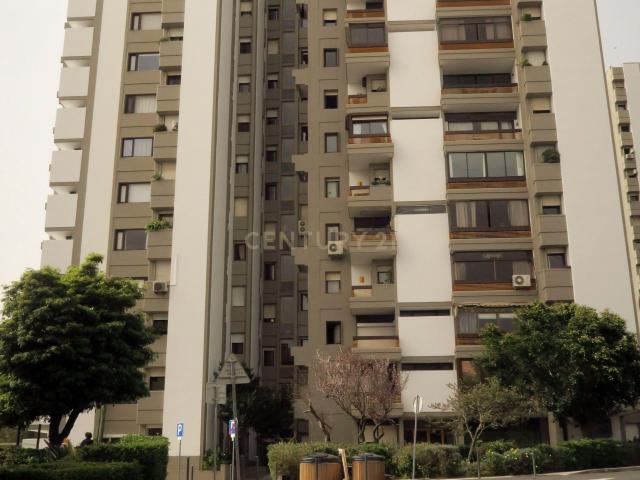 Apartamento T5 em Alfragide