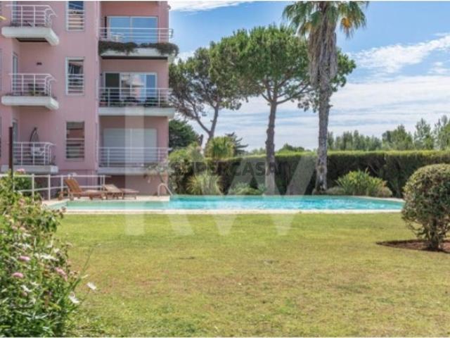 Apartamento T5 em Condomínio Com Jardim e Piscina para Venda na Parede