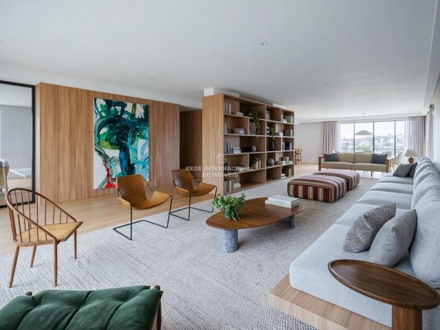 Apartamento T5, em construção a 200m da praia do Tamariz