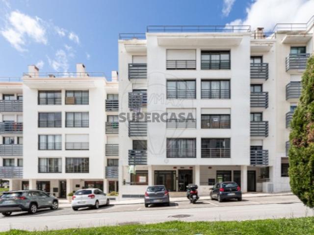 Apartamento T5 em Mina de Água