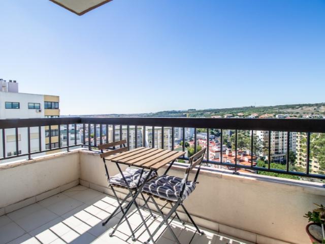 Apartamento T5 junto ao Hospital de Santa Cruz em Carnaxide