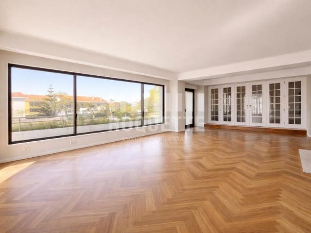 Apartamento T5 na Foz como novo, em condomínio fechado