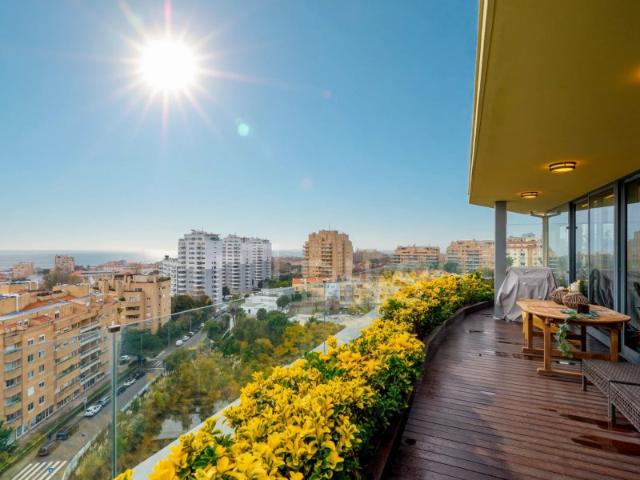 Apartamento T5 no Último Piso com Vistas sobre o Rio e o Mar